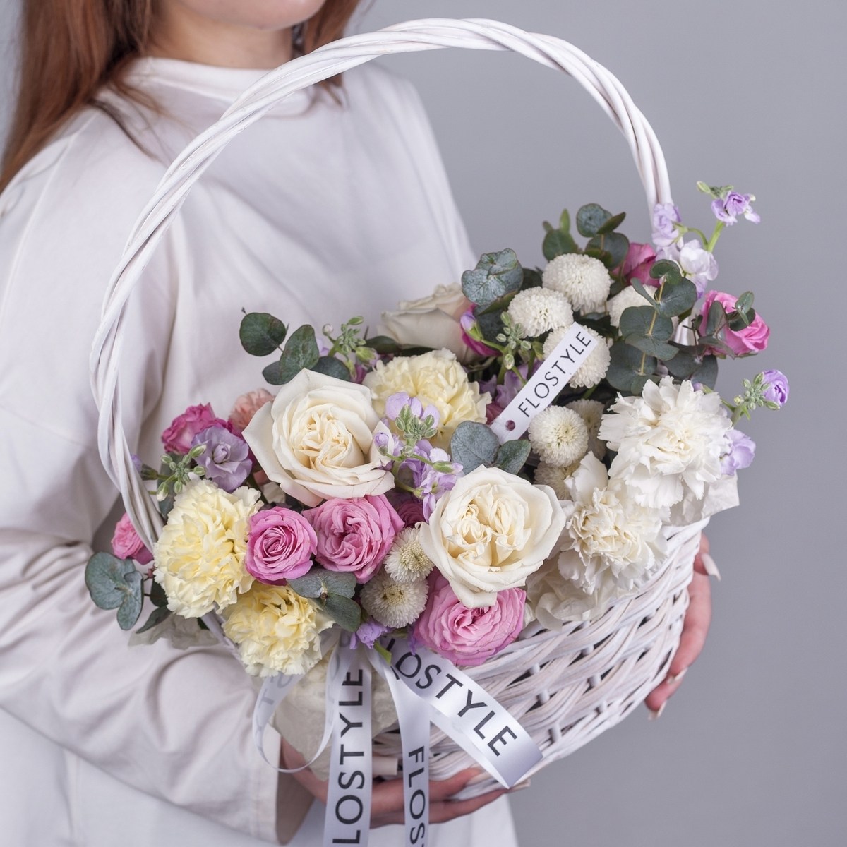 buket s pionovidnymi rozami v korzinke 7